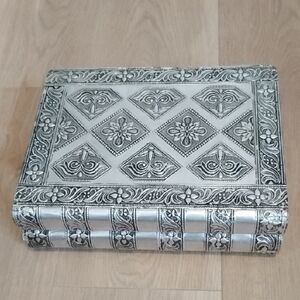 REPOUSSE HANDCRAFTED INDIAN SILVER STACK OF BOOKS HIDDEN JEWELRY BOX